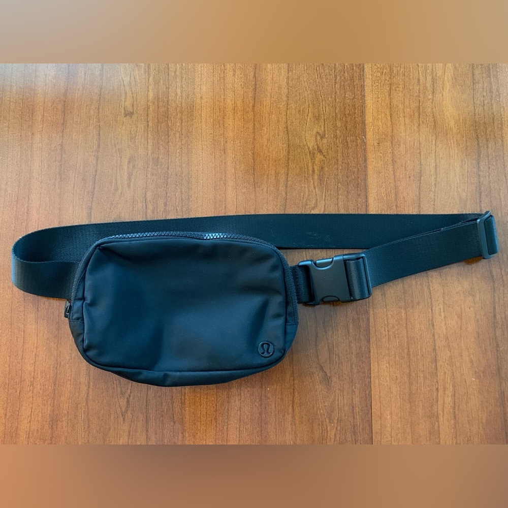 OG original lululemon belt bag in matte black